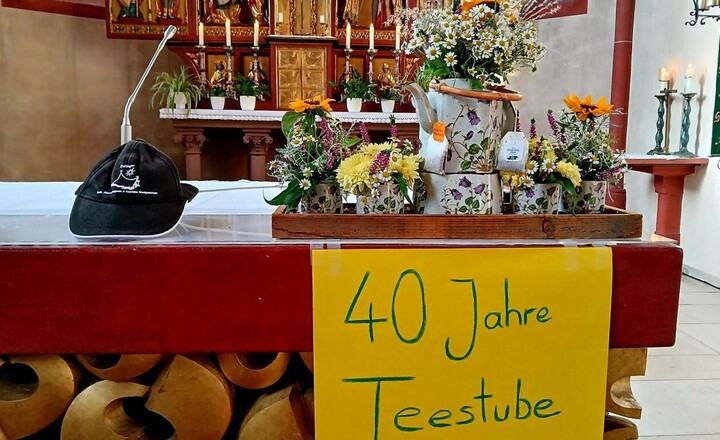 Der passend zum Jubiläum geschmückte Altar