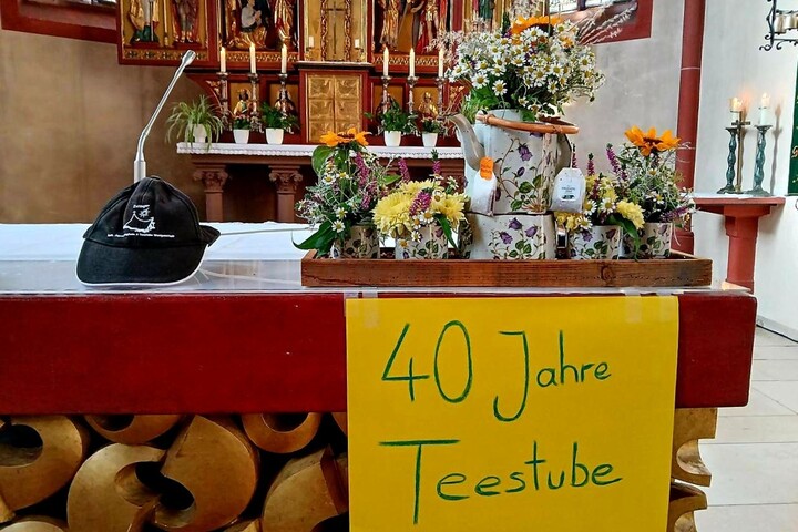 Der passend zum Jubiläum geschmückte Altar